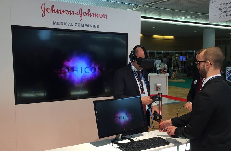 Johnson Johnson Ethicon Messestand Mann mit VR Brille